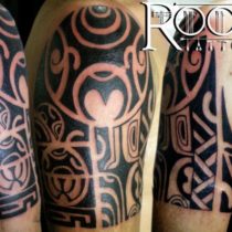 Brazo con tattoo polinesio