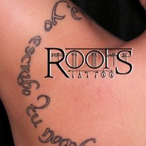 Tatuaje frase hombro chica