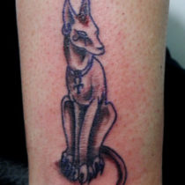 Tatuaje pequeño en el tobillo