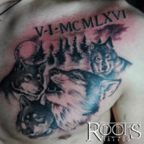 Tattoo lobos en el pecho con fecha