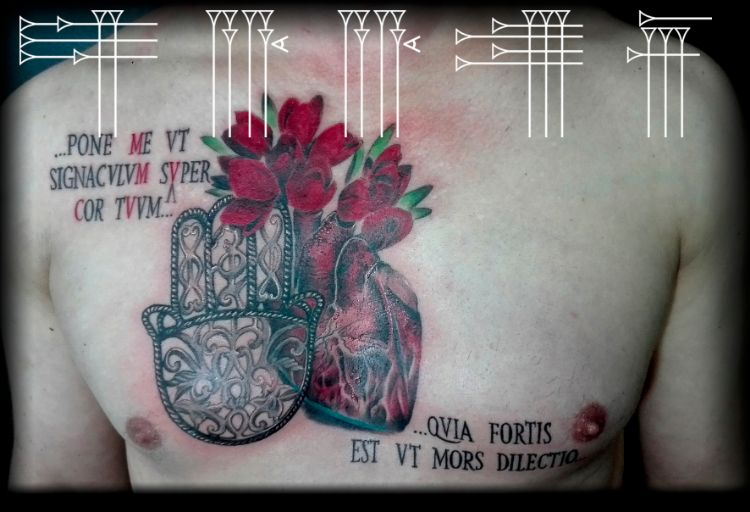 Tatuaje en el pecho a color
