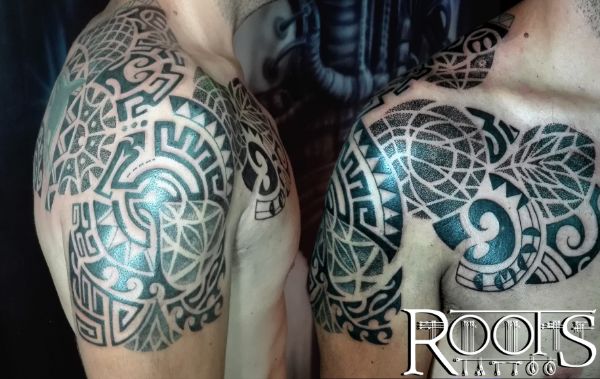 Espalda, pecho y hombro tatuado en estilo maorí