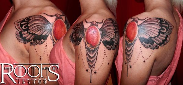 Tatuaje en hombro, pecho y espalda de chica