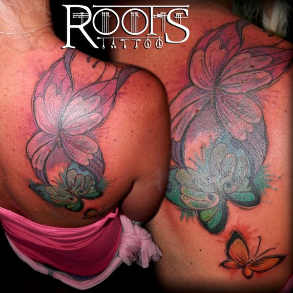 Tatuaje coverup de mariposas