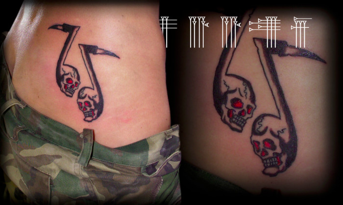 Tattoo tradicional en cintura de chica