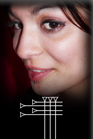 Piercing a través del labio chica