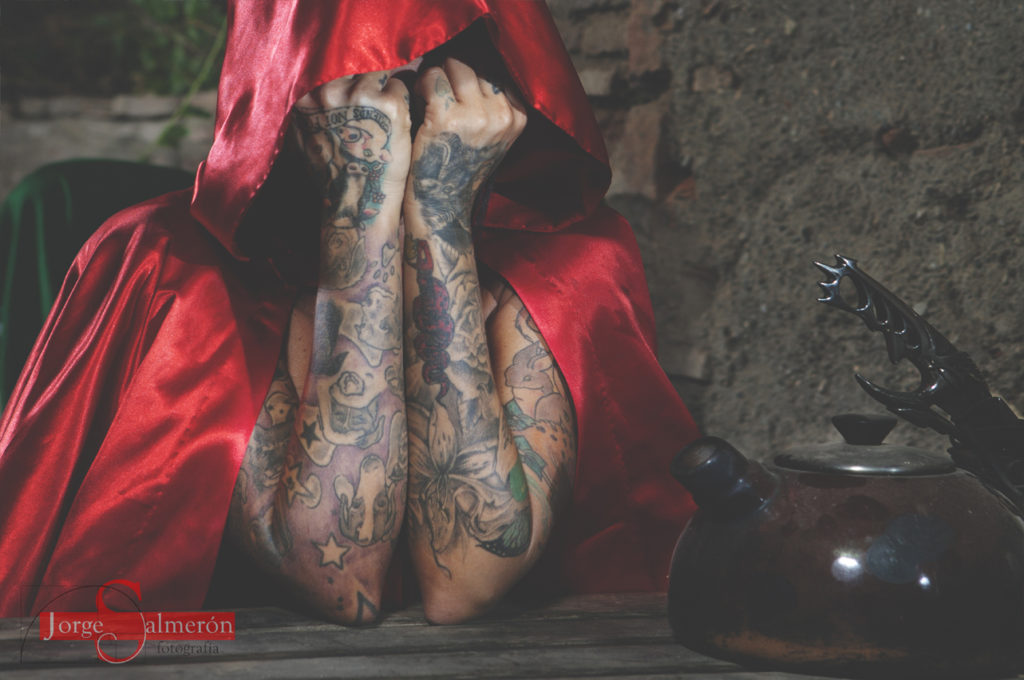 Fotografía chica con tetera y tatuajes