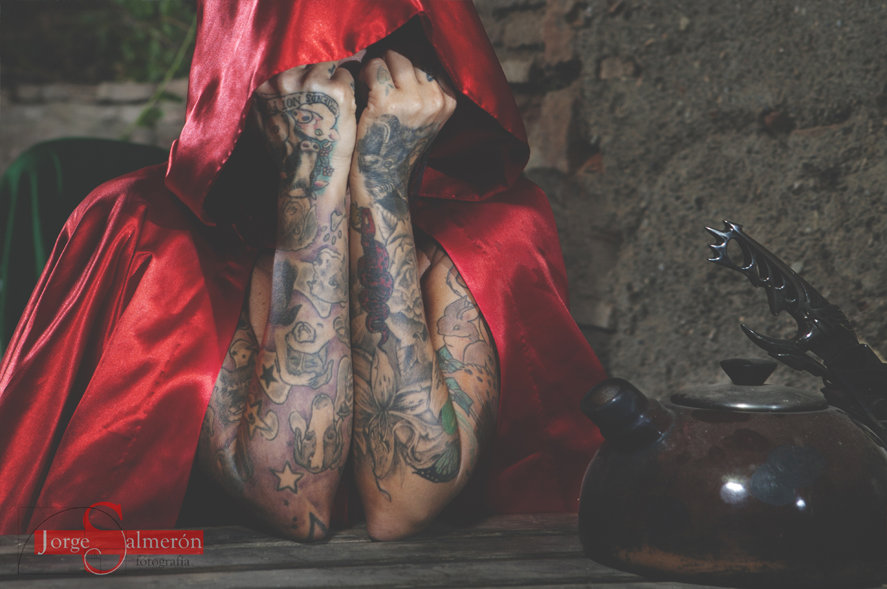 Fotografía chica con tetera y tatuajes