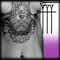 Piercing y tattoo en abdomen chica