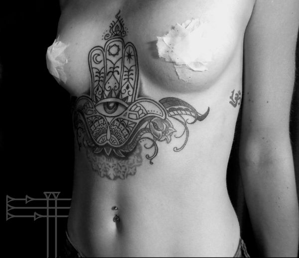 Tatuajes y piercing sobre hermoso cuerpo de chica polaca