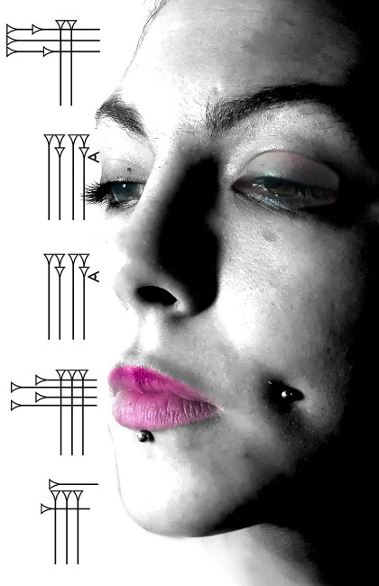 Piercings mixtos en cara de chica