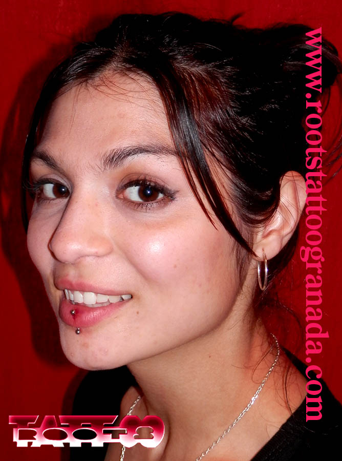 Piercing femenino, labio a través, Roots tattoo Granada