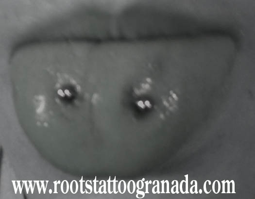 Piercing supercicial en la lengua, surface