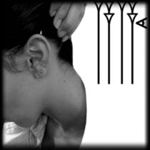 Distintos pendienes en oreja mujer
