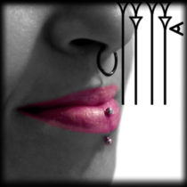 Piercing sepum y a través del labio