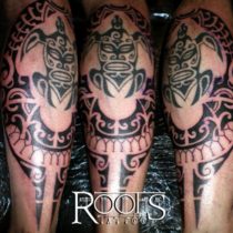 Tatuaje maori en el gemelo