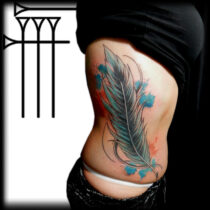 tattoo en las costillas mujer