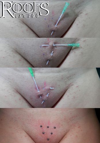 Varios piercing haciendo un triángulo
