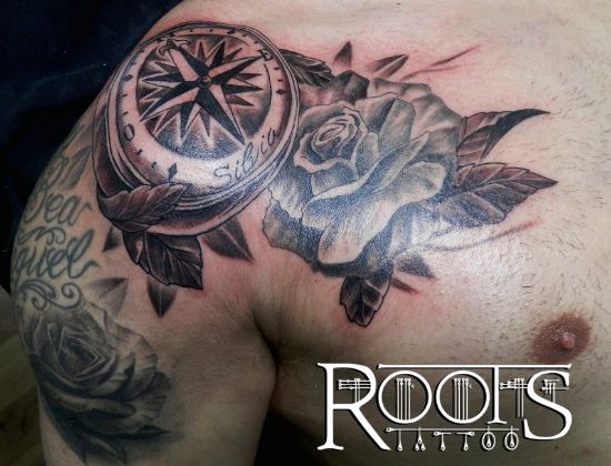Tatuaje en sombras en hombro y pecho