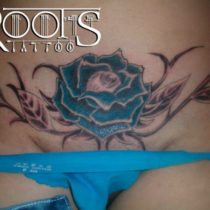 Tattoo rosa azul en el vientre