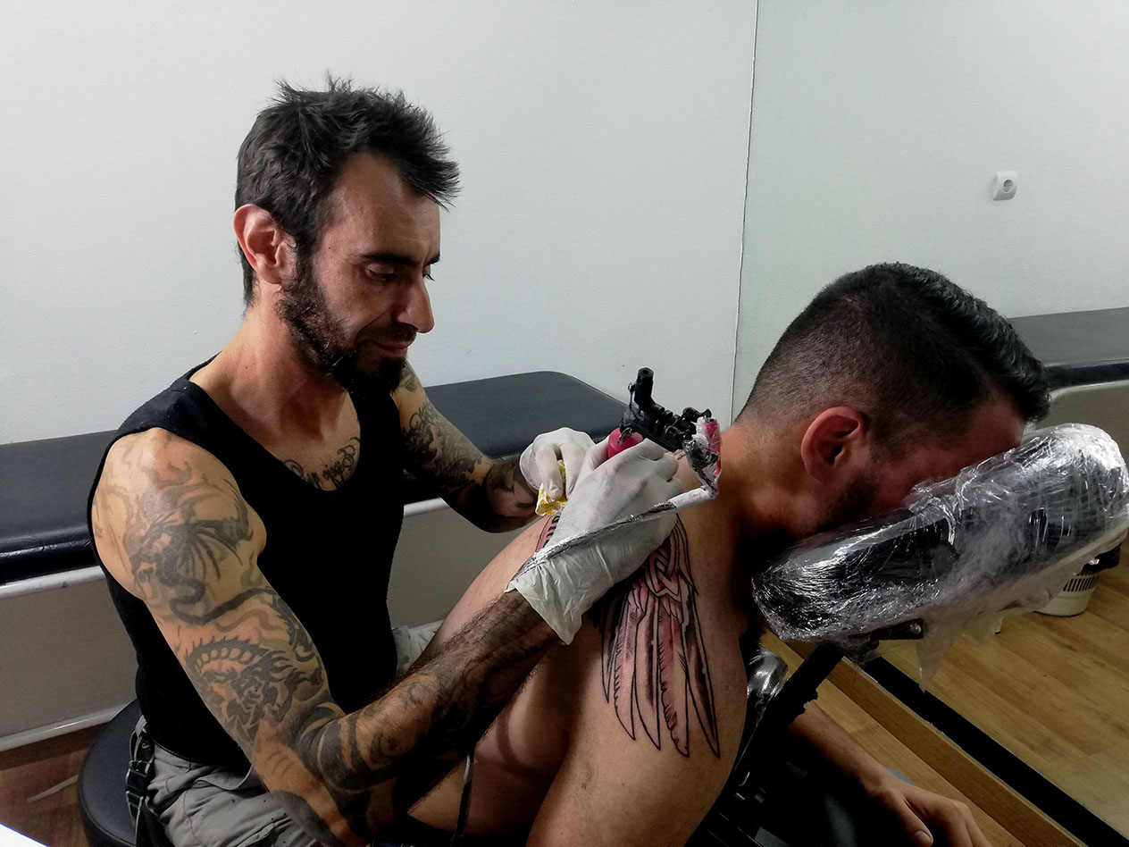 Tatuaje grande alas en espalda
