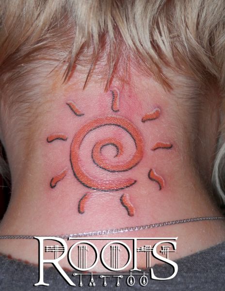Espiral solar en cuello de chica