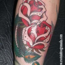 TATUAJE ROSAS TRADICIONALES OLD SCHOOLL EN COLOR ROJO, VERDE Y AMARILLO