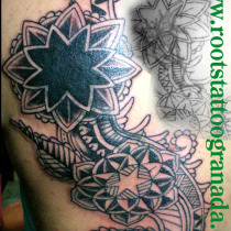 Tapado de tatuaje con motivos geométricos estilo mendhi, henna