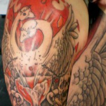 Tatuaje Roots Tattoo Granada ganso con dos cabezas, reloj de arena y cadenas, estilo grabado.