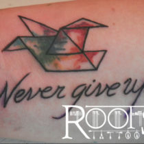 Tatuajes pequeños con letras para hacer en la mano