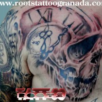 Tatuaje calavera con reloj sombras, Roots Tattoo Granada
