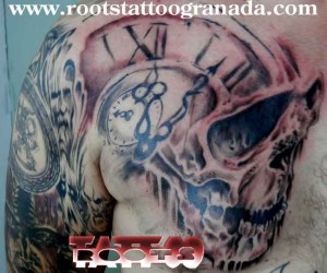 Tatuaje calavera con reloj sombras, Roots Tattoo Granada