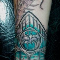 tatu con colores fríos
