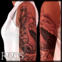 Brazo con tatuaje de ave migratoria