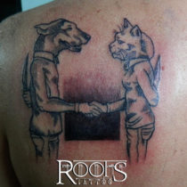 Tatuaje estilo cómic con líneas tipo grabado