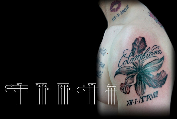 Tatuaje de flor con fecha y letras