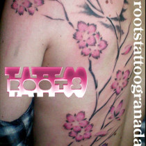 Tatuaje espalda chica, flores de cerezo Roots Tattoo Granada