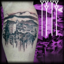 Tatuaje paisaje abocetado con líneas