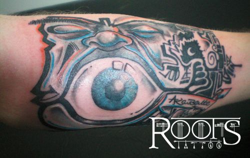Tatuaje con colores en el antebrazo