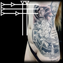 Costado de mujer tatuado