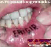 Tattoo letras dentro de la boca