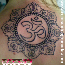 Tatuaje mandala budista con Om