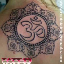 Tatuaje de línea nuca espalda chica