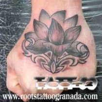 Tatuaje en grises en el puño