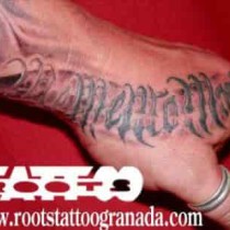 Tatuaje letras en la mano