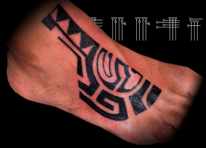 Tatuaje tribal pie de hombre