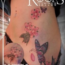 Tattoo cover cadera y vientre de mujer