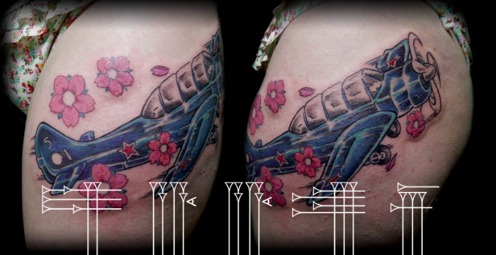 Lindo tatuaje a color pierna chica