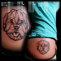 Tattoo en cadera de chica