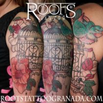 Brazo chica flores y ave
